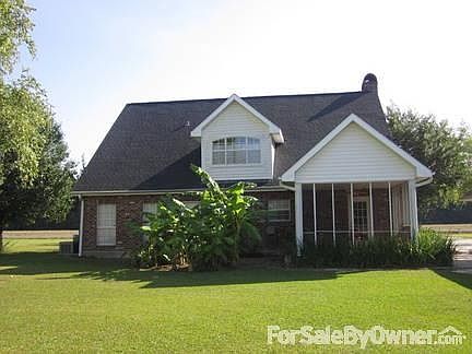 Large back yard
						:
						Backs up to sugarcane field!
