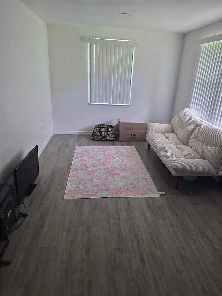 2 bed, 1.0 bath, 1364 sqft, $1,000 — Photo 2