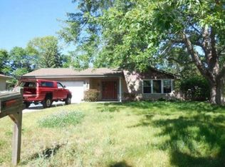 311 Sunset Dr, Pewaukee, WI 53072