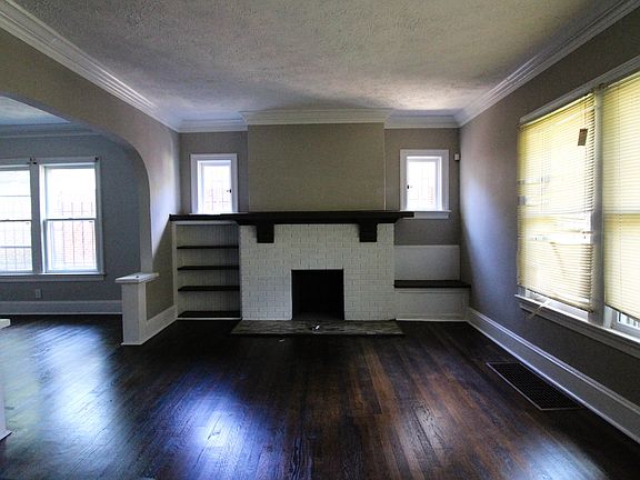 Living Room-Fireplace