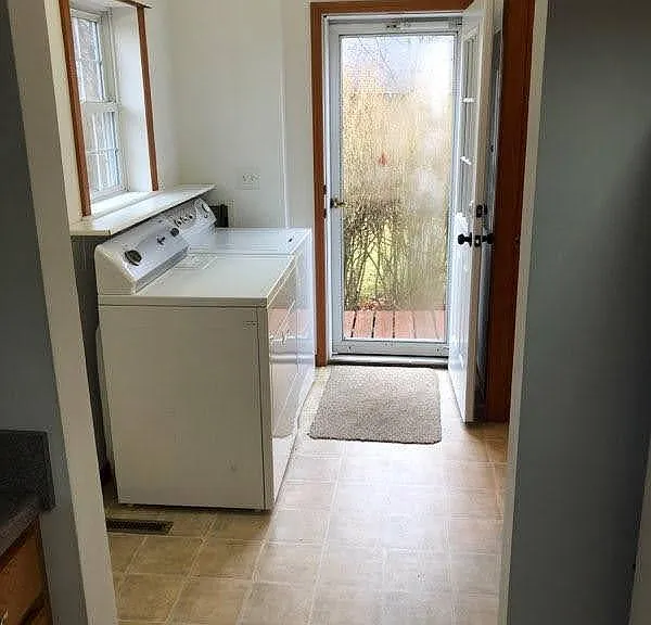 202 E Maple St — Photo 2