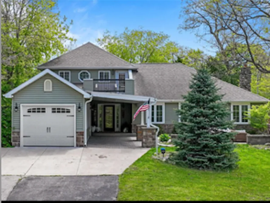 1069 Sauganash Dr