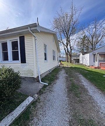 2nd image of 1305 E Lawrence St
