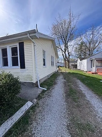 1305 E Lawrence St — Photo 2