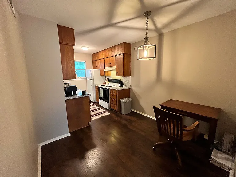 1107 N Locust St — Photo 4