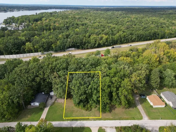 16676 Oakwood Dr, Lake Milton, OH 44429