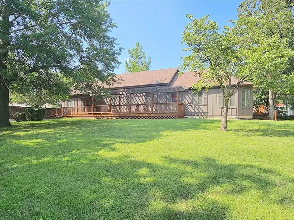 137 E 2nd Ave, Garnett, KS 66032