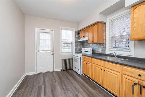 502 E 38th St — Photo 22