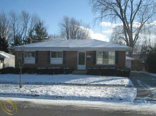 2360 Paris Dr, Troy, MI