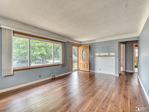 4th image of 5929 Oakwood Dr