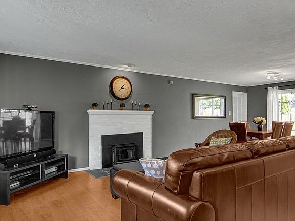 2nd image of 15914 Juanita Dr NE