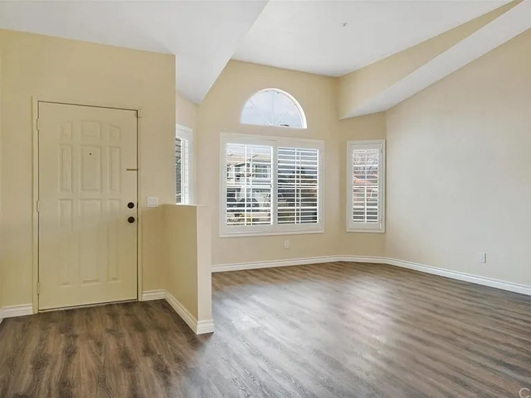 1645 W Victoria St — Photo 4