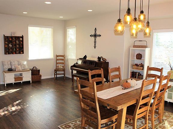 5th image of 400 Donegal Ct