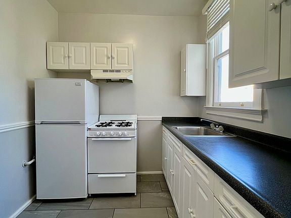 3rd image of 33 Pearl St APT 12