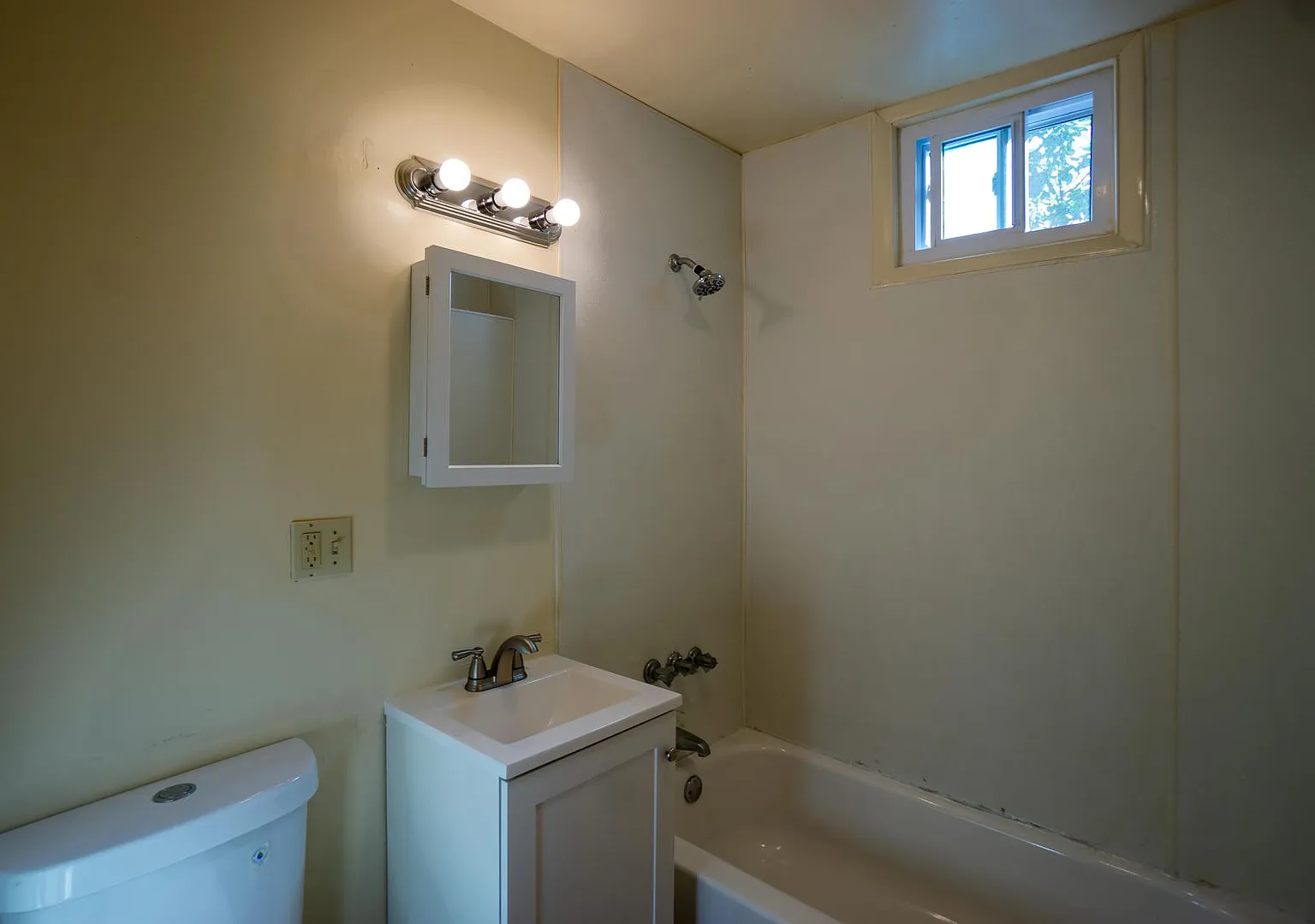 509 Columbus Apt 2 - Available 8/1/27 - Second Floor Flat W/Front Porch — Photo 3