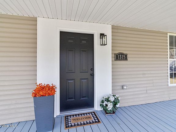 3rd image of 1315 Roberdel Road