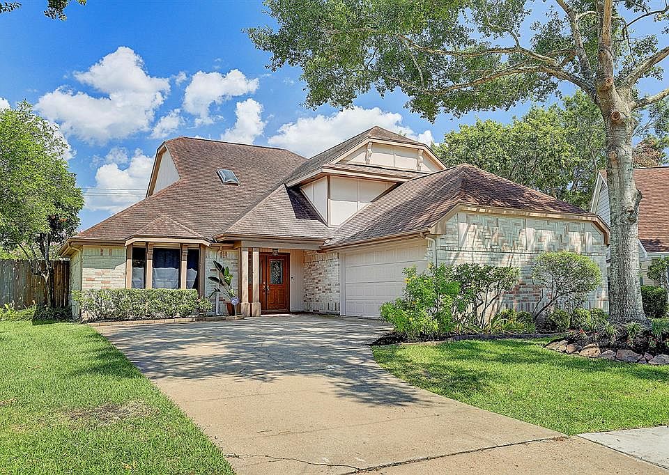 Welcome to 2532 Hadley Circle! Located in the quiet neighborhood of Barrington Place in Sugar Land.