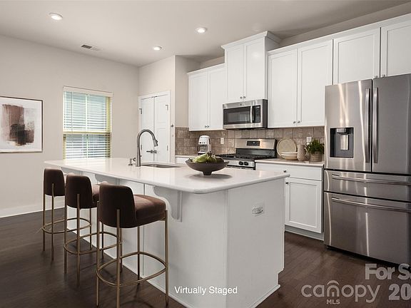 3rd image of 2025 Birchside Dr