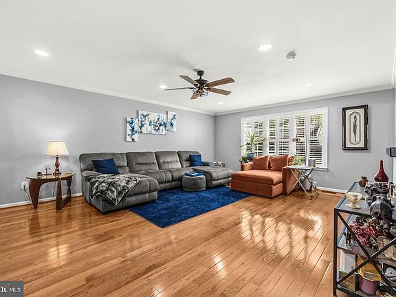 2nd image of 907 Hickory Cir