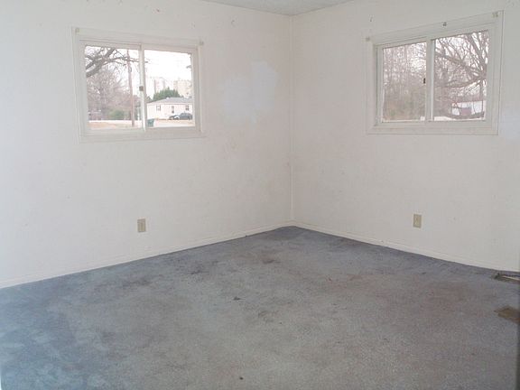 5th image of 621 E Saunders Ave