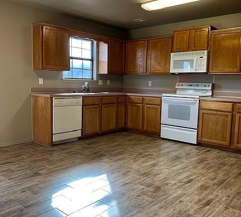 5th image of 808 & 810 E Eastview Dr