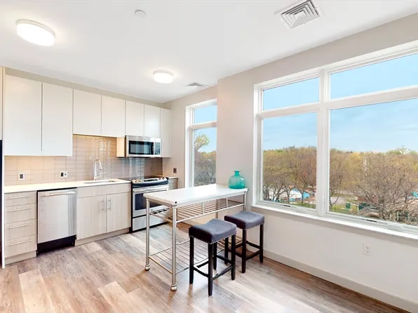 180 Telford St Unit 313, Brighton, MA 02135