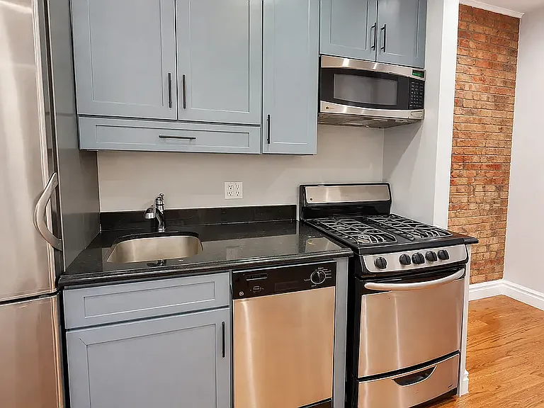 345 E 5th St #10 — Photo 4