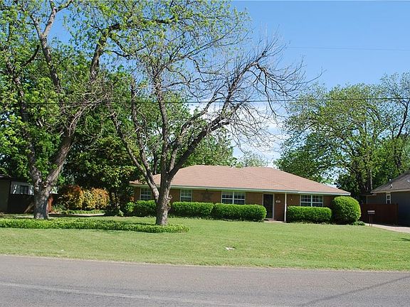 3rd image of 1211 Park Dr