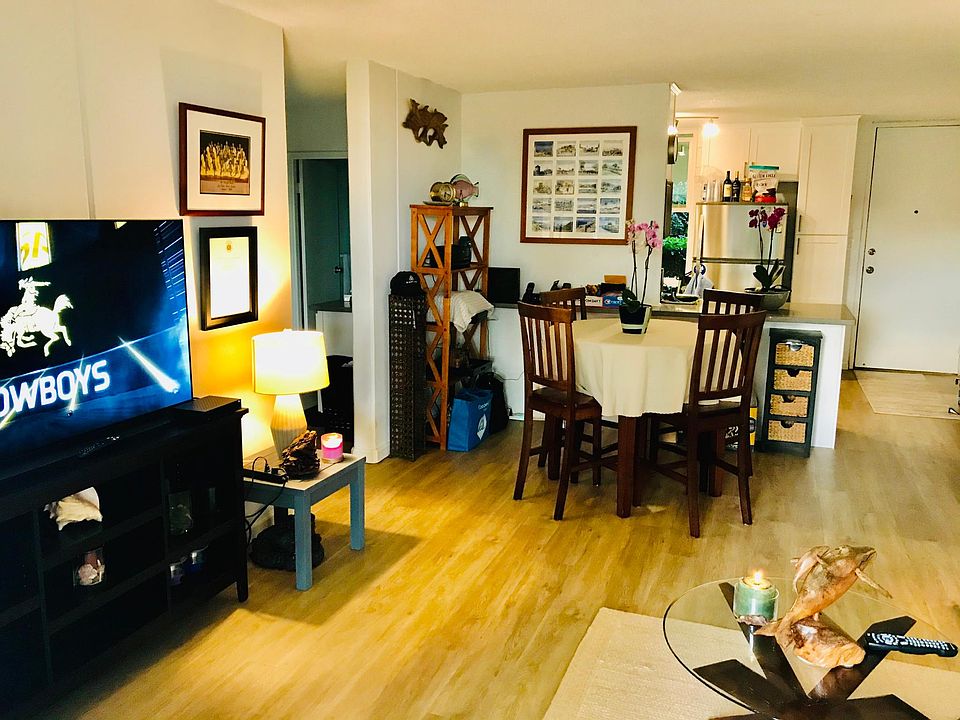 *NOT CURRENT, UNDER RENOVATION* Dining room