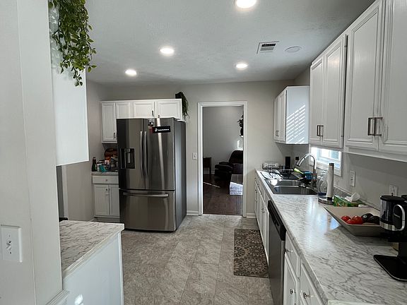 4th image of 1075 Birch Cir