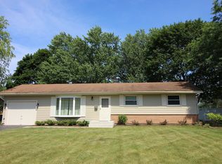 511 Arrowhead Trl, Carol Stream, IL 60188