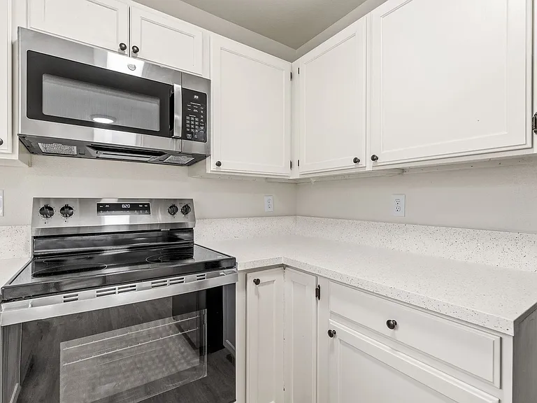3325 E Lockett Rd — Photo 28