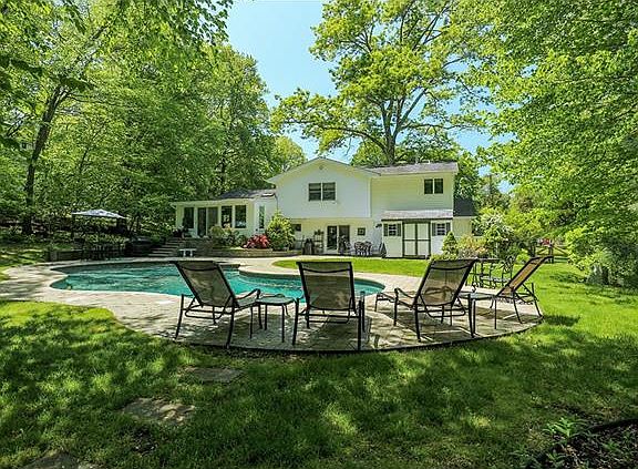 3rd image of 12 Braddock Ct