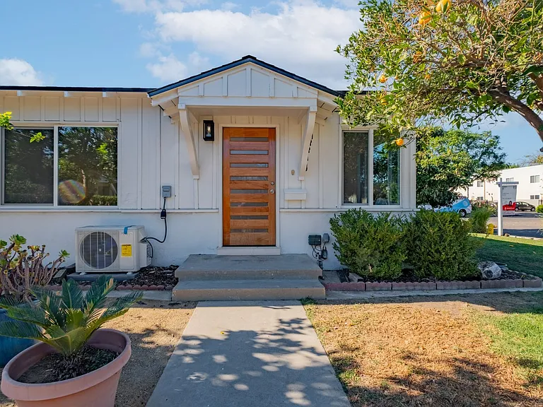 14418 Martha St — Photo 2