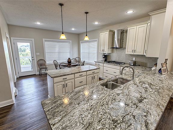 5th image of 1042 Blackthorne Dr