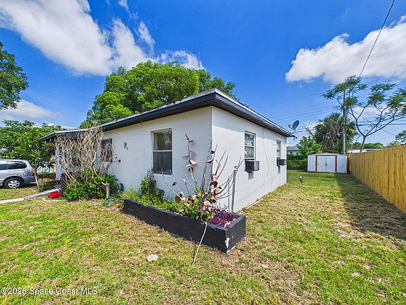 3rd image of 1052 Broadmoor Dr