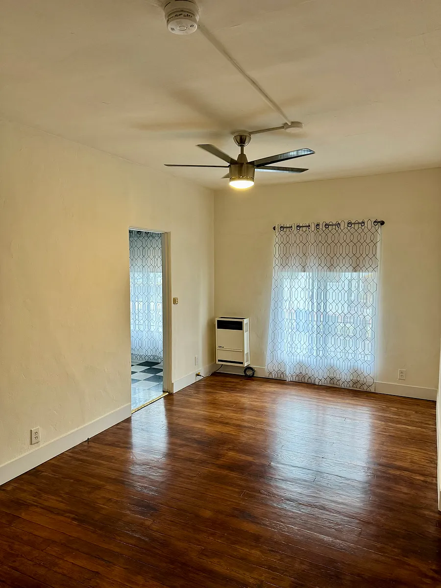 Building Photo - 2300 Bellevue Ave #4