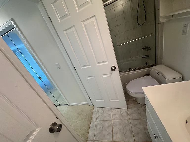 11108 NE 68th St #428 — Photo 17