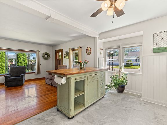4th image of 2922 Florence Ave