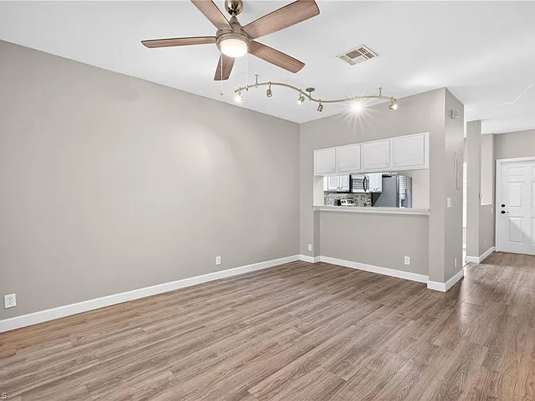 8289 Pacific Beach Dr — Photo 4