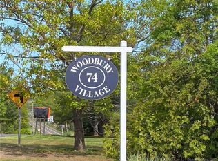 74 Washington Rd APT 19, Woodbury, CT 06798