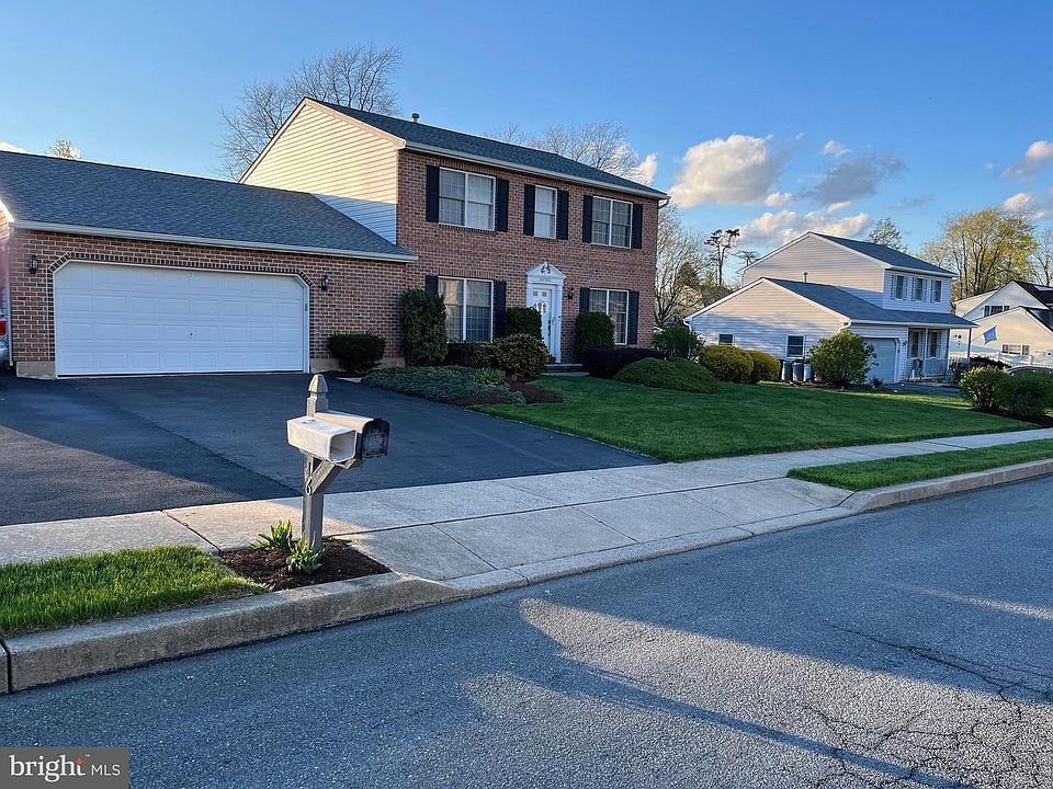 1st image of 16 Carriage Dr