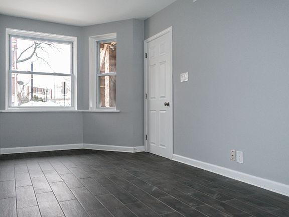 4th image of 2826 W Wellington Ave