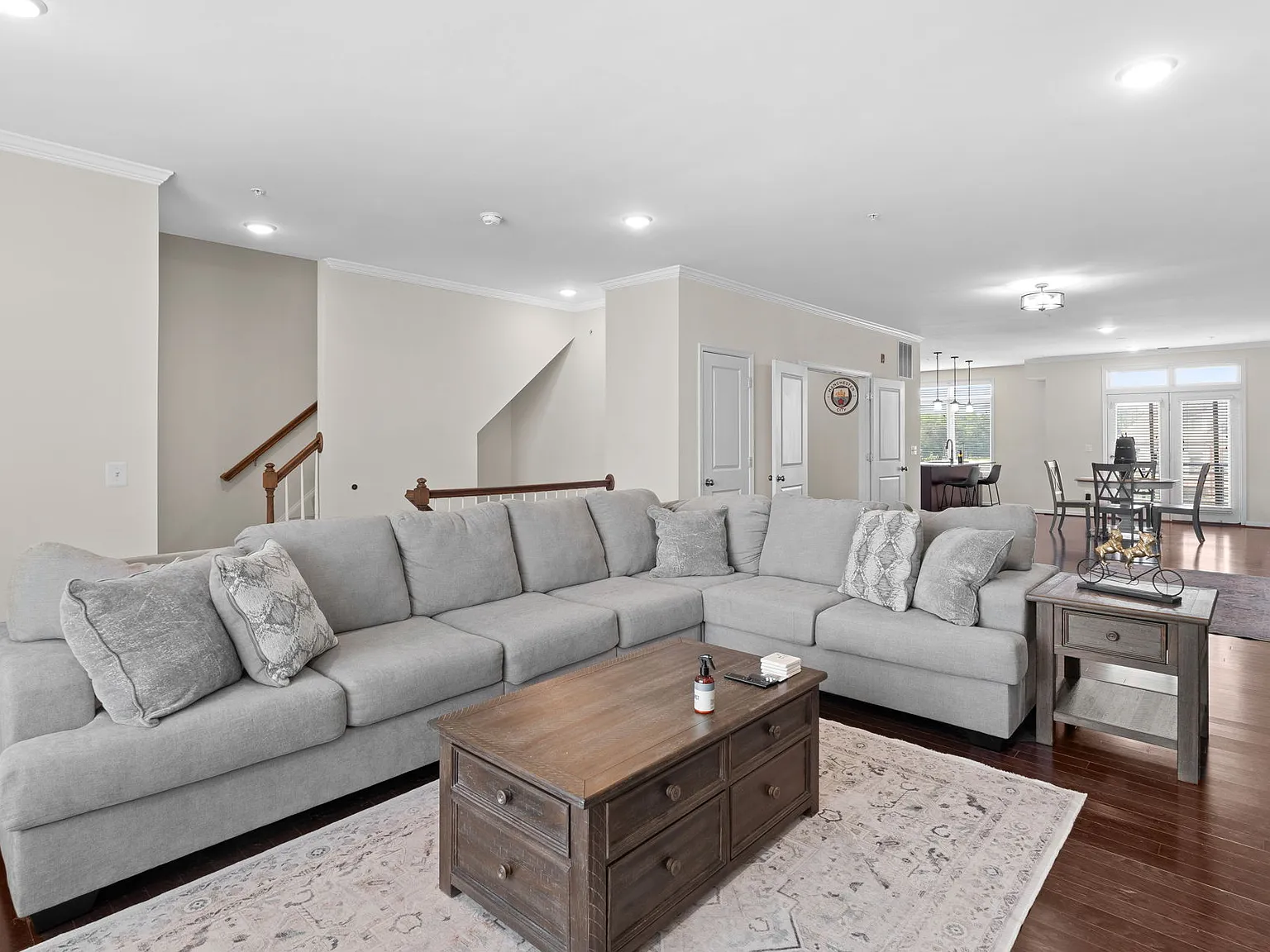 3 bed, 2.5 bath, 2650 sqft, $3,250 — Photo 4