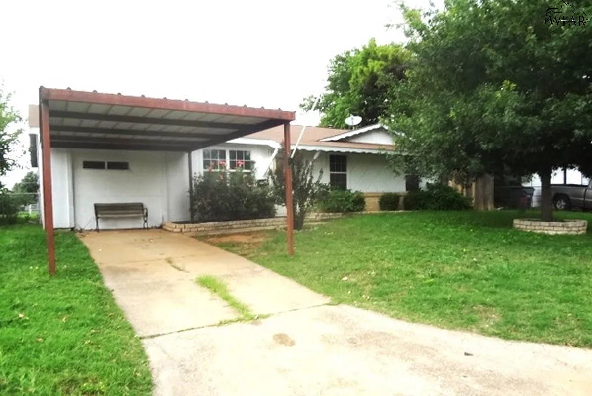 3 bed, 1.0 bath, 1269 sqft, $1,325 — Photo 1