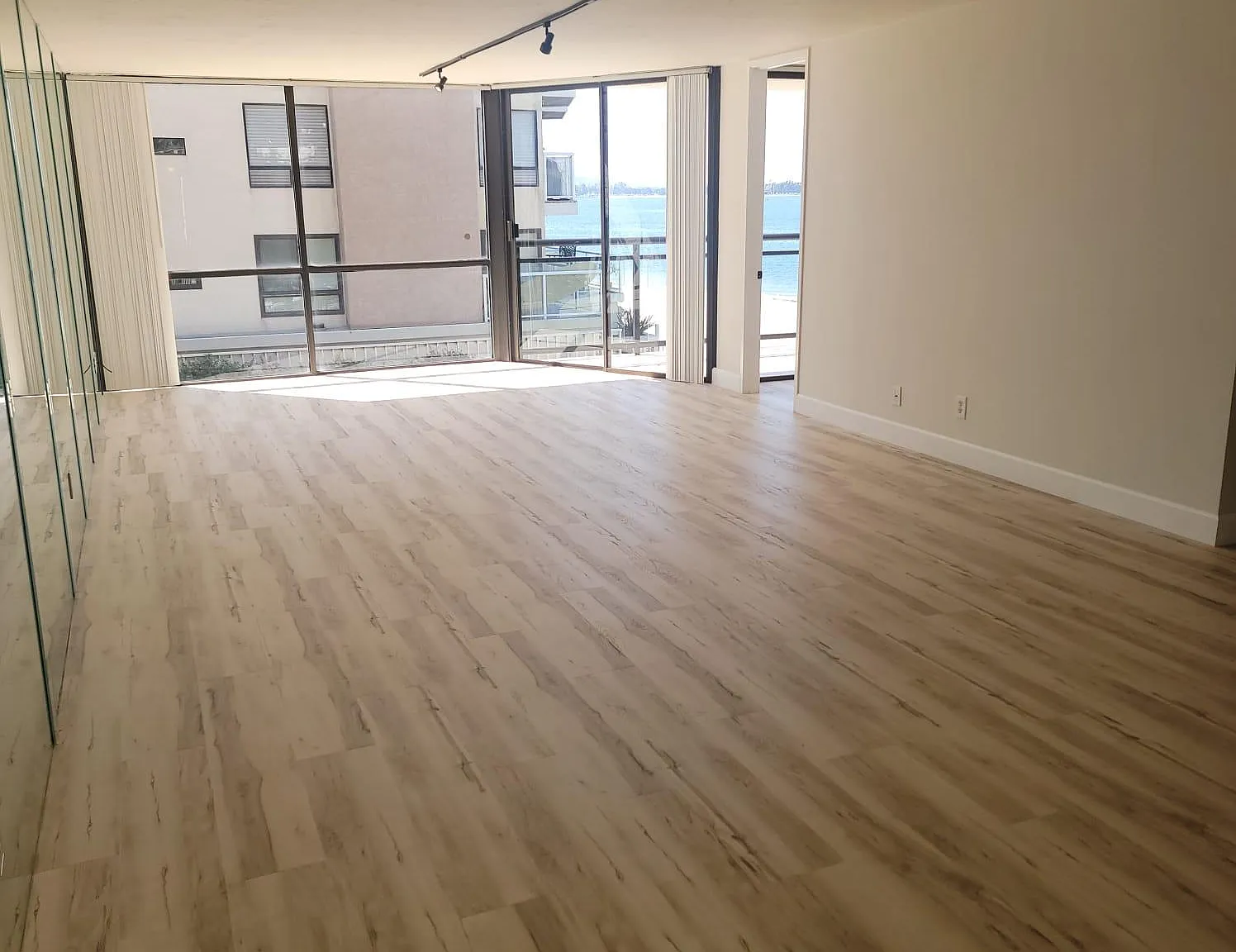 living room/dining area