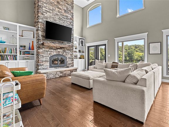 4th image of 329 Stone River Ln