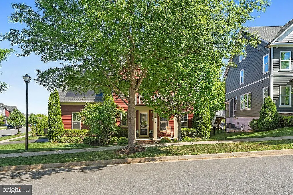 5 bed, 5.5 bath, 4558 sqft, $5,000 — Photo 3