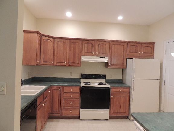 3rd image of 1546 Kingston Ct