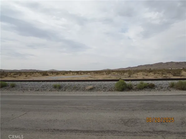 16 Quarry Rd, Apple Valley, CA 92307
